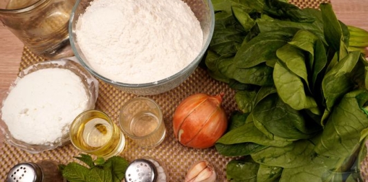 Фото приготовления рецепта: Пирожки-лепёшки со шпинатом и сыром (на сковороде) - шаг №1