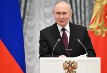 Путин поручил до августа снизить бумажную нагрузку на врачей и учителей