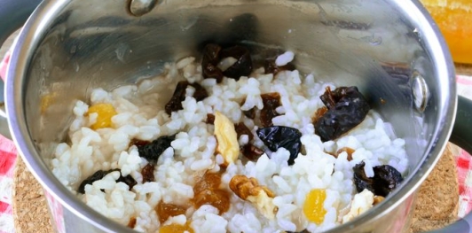Фото приготовления рецепта: Рисовая каша с черносливом, изюмом и орехами (без молока) - шаг №7