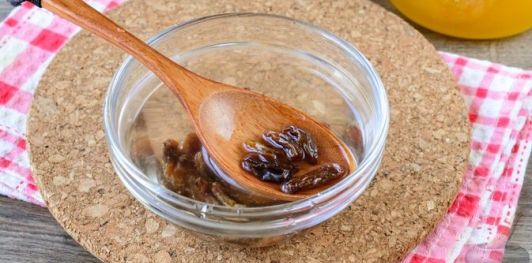 Фото приготовления рецепта: Рисовая каша с черносливом, изюмом и орехами (без молока) - шаг №4