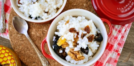 Фото приготовления рецепта: Рисовая каша с черносливом, изюмом и орехами (без молока) - шаг №8