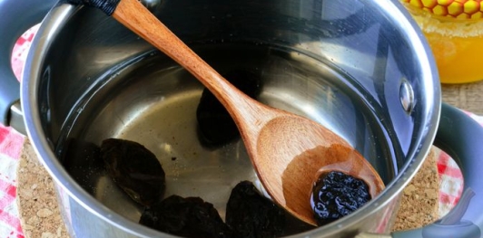 Фото приготовления рецепта: Рисовая каша с черносливом, изюмом и орехами (без молока) - шаг №2