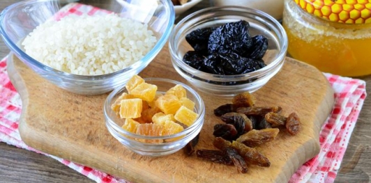 Фото приготовления рецепта: Рисовая каша с черносливом, изюмом и орехами (без молока) - шаг №1