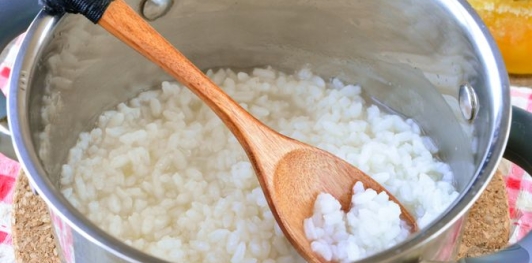 Фото приготовления рецепта: Рисовая каша с черносливом, изюмом и орехами (без молока) - шаг №3