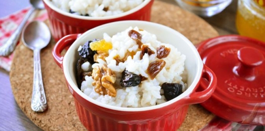 Фото приготовления рецепта: Рисовая каша с черносливом, изюмом и орехами (без молока) - шаг №9