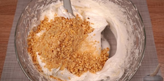 Фото приготовления рецепта: Рулет "Будапештский" - шаг №7