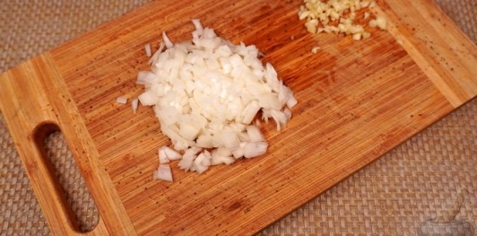 Фото приготовления рецепта: Рулет из фарша с яйцами и сладким перцем - шаг №4