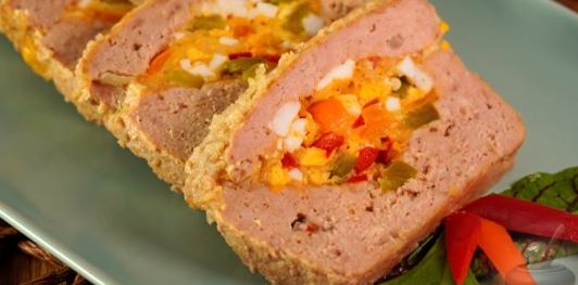 Фото приготовления рецепта: Рулет из фарша с яйцами и сладким перцем - шаг №23