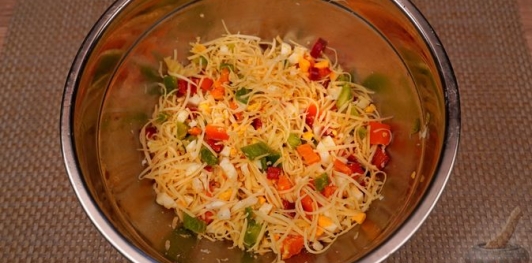 Фото приготовления рецепта: Рулет из фарша с яйцами и сладким перцем - шаг №14