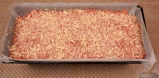 Фото приготовления рецепта: Рулет из фарша с яйцами и сладким перцем - шаг №19