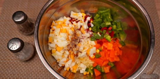 Фото приготовления рецепта: Рулет из фарша с яйцами и сладким перцем - шаг №13