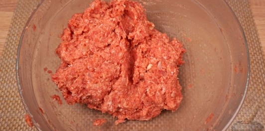 Фото приготовления рецепта: Рулет из фарша с яйцами и сладким перцем - шаг №9