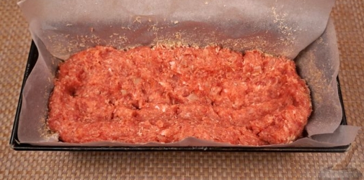 Фото приготовления рецепта: Рулет из фарша с яйцами и сладким перцем - шаг №16