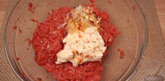 Фото приготовления рецепта: Рулет из фарша с яйцами и сладким перцем - шаг №8