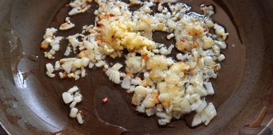 Фото приготовления рецепта: Рулет из фарша с яйцами и сладким перцем - шаг №6