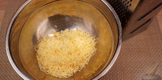 Фото приготовления рецепта: Рулет из фарша с яйцами и сладким перцем - шаг №12