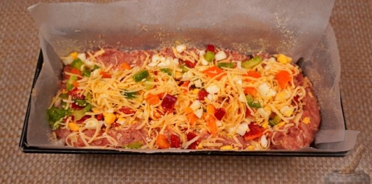 Фото приготовления рецепта: Рулет из фарша с яйцами и сладким перцем - шаг №17