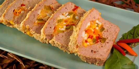 Фото приготовления рецепта: Рулет из фарша с яйцами и сладким перцем - шаг №22