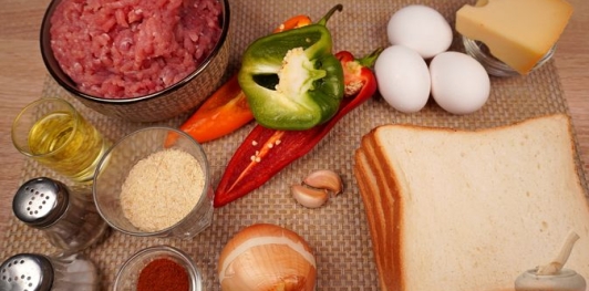 Фото приготовления рецепта: Рулет из фарша с яйцами и сладким перцем - шаг №1