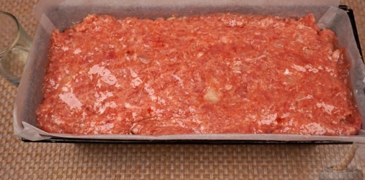 Фото приготовления рецепта: Рулет из фарша с яйцами и сладким перцем - шаг №18