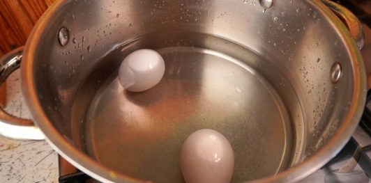 Фото приготовления рецепта: Рулет из фарша с яйцами и сладким перцем - шаг №2