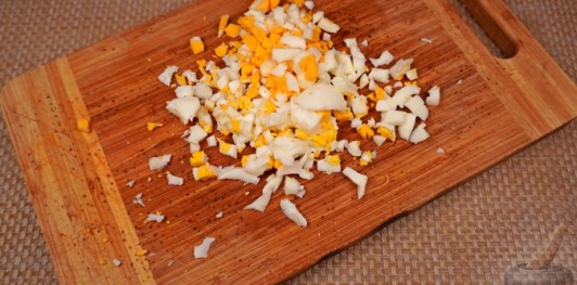 Фото приготовления рецепта: Рулет из фарша с яйцами и сладким перцем - шаг №11