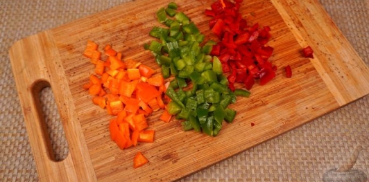 Фото приготовления рецепта: Рулет из фарша с яйцами и сладким перцем - шаг №10