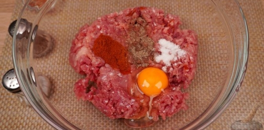 Фото приготовления рецепта: Рулет из фарша с яйцами и сладким перцем - шаг №7