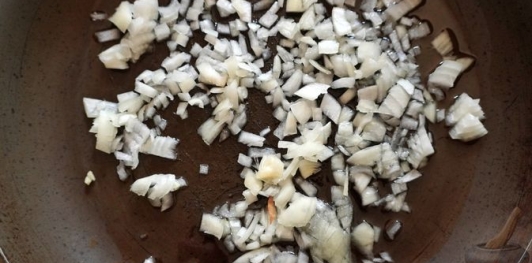 Фото приготовления рецепта: Рулет из фарша с яйцами и сладким перцем - шаг №5