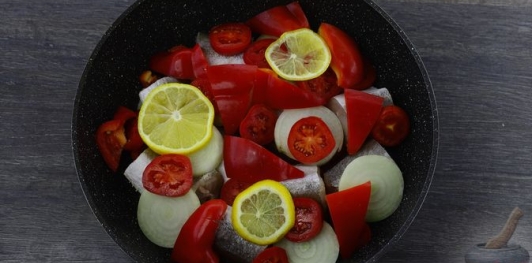 Фото приготовления рецепта: Рыба, тушенная с помидорами, перцем и лимоном - шаг №10