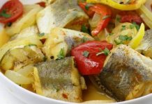 Рыба, тушенная с помидорами, перцем и лимоном