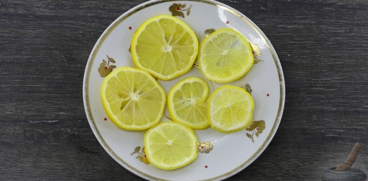 Фото приготовления рецепта: Рыба, тушенная с помидорами, перцем и лимоном - шаг №7