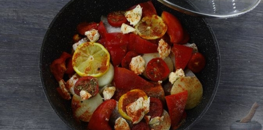 Фото приготовления рецепта: Рыба, тушенная с помидорами, перцем и лимоном - шаг №14