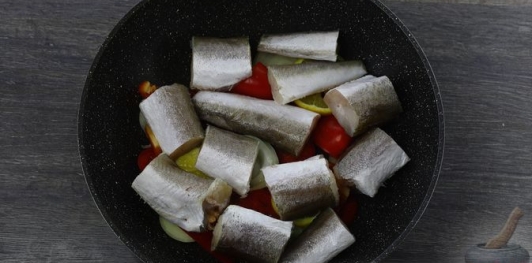 Фото приготовления рецепта: Рыба, тушенная с помидорами, перцем и лимоном - шаг №9