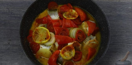 Фото приготовления рецепта: Рыба, тушенная с помидорами, перцем и лимоном - шаг №15