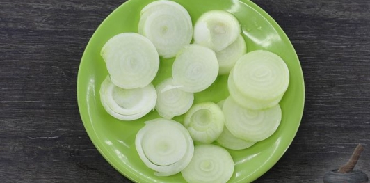 Фото приготовления рецепта: Рыба, тушенная с помидорами, перцем и лимоном - шаг №4