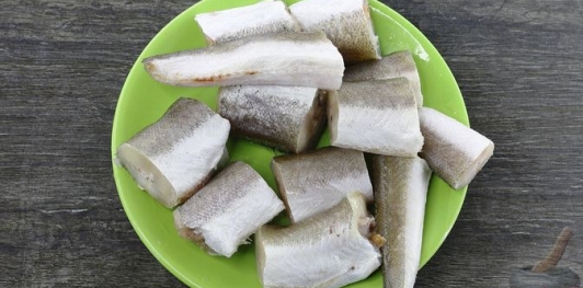 Фото приготовления рецепта: Рыба, тушенная с помидорами, перцем и лимоном - шаг №3