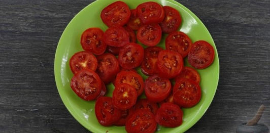 Фото приготовления рецепта: Рыба, тушенная с помидорами, перцем и лимоном - шаг №5