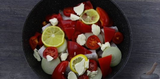 Фото приготовления рецепта: Рыба, тушенная с помидорами, перцем и лимоном - шаг №11