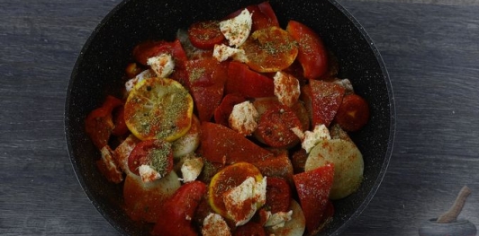 Фото приготовления рецепта: Рыба, тушенная с помидорами, перцем и лимоном - шаг №12