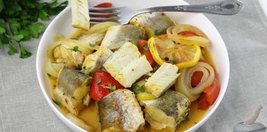 Фото приготовления рецепта: Рыба, тушенная с помидорами, перцем и лимоном - шаг №17