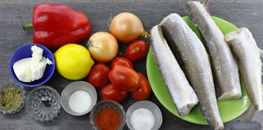 Фото приготовления рецепта: Рыба, тушенная с помидорами, перцем и лимоном - шаг №1