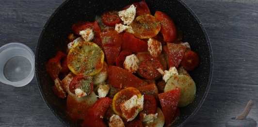 Фото приготовления рецепта: Рыба, тушенная с помидорами, перцем и лимоном - шаг №13