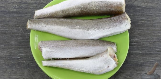 Фото приготовления рецепта: Рыба, тушенная с помидорами, перцем и лимоном - шаг №2