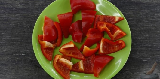 Фото приготовления рецепта: Рыба, тушенная с помидорами, перцем и лимоном - шаг №6