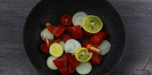 Фото приготовления рецепта: Рыба, тушенная с помидорами, перцем и лимоном - шаг №8