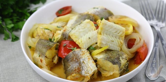 Фото приготовления рецепта: Рыба, тушенная с помидорами, перцем и лимоном - шаг №16