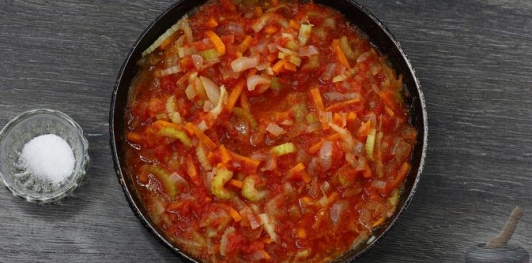 Фото приготовления рецепта: Рыбный суп с рисом и сельдереем - шаг №10