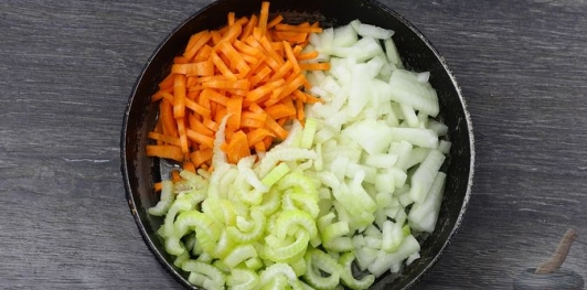 Фото приготовления рецепта: Рыбный суп с рисом и сельдереем - шаг №6