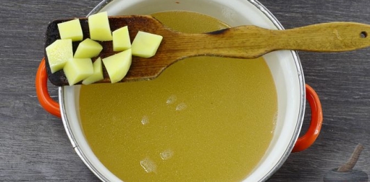 Фото приготовления рецепта: Рыбный суп с рисом и сельдереем - шаг №12